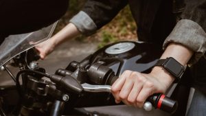 Cara Aman Mengendarai Motor Kopling pada Tikungan